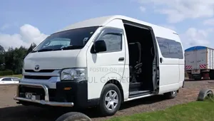 Toyota HiAce 2025 Nyeupe