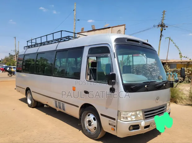 Toyota Coaster 2011 Nyeupe - 1