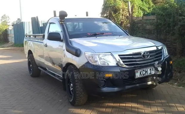 Toyota Hilux 2015 Silver - 1