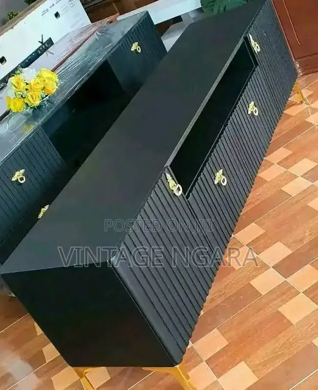 TV Stand ya Executive ya Futi 7 na Vitu vya Dhahabu - 1