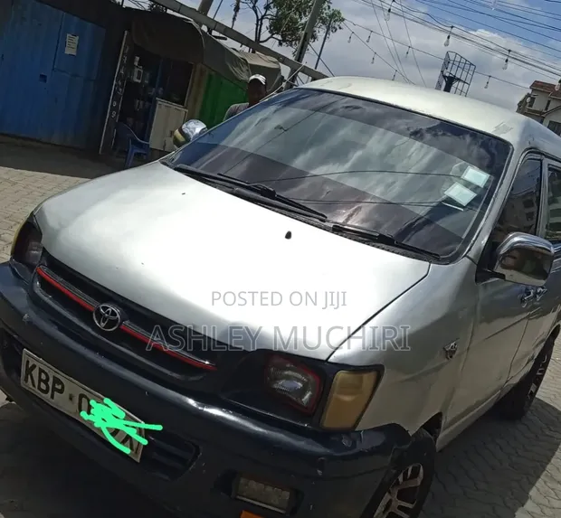 Toyota Noah 2006 Silver - 1