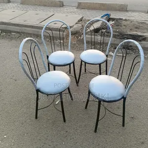 Viti Rahisi vya Mgahawa, Fedha