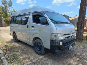 Toyota HiAce Grand Cabin 2011 Nyeusi