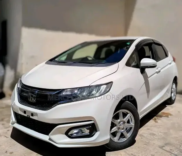 Honda Fit 2018 White - 1