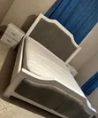Kitanda cha 5x6 Nyeupe & Kijivu chenye Headboard Refu na Meza za Kando - 2