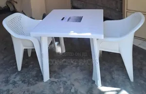 Viti 2 Vyeupe vya Marumaru + Jedwali Nyeupe la Mraba