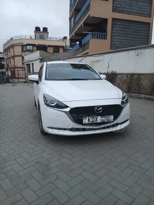 Mazda 2 - Nyeupe