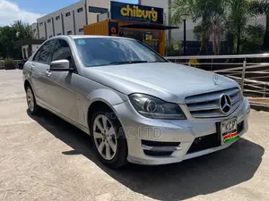 Mercedes-Benz C200 2010 Nyeusi