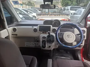 Toyota Porte 2014 Nyekundu