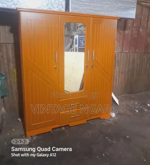 Wodi ya Kisasa ya Milango 3 na Kioo cha Kati