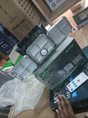 Taa ya Solar ya Mtaa Yenye Vichwa Vitatu na Kihisi Mwendo
