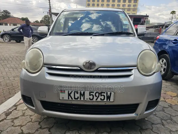 Toyota Sienta 2010 Silver - 1