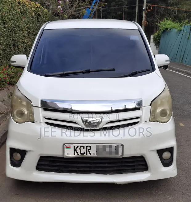 Toyota Noah 2011 - 1