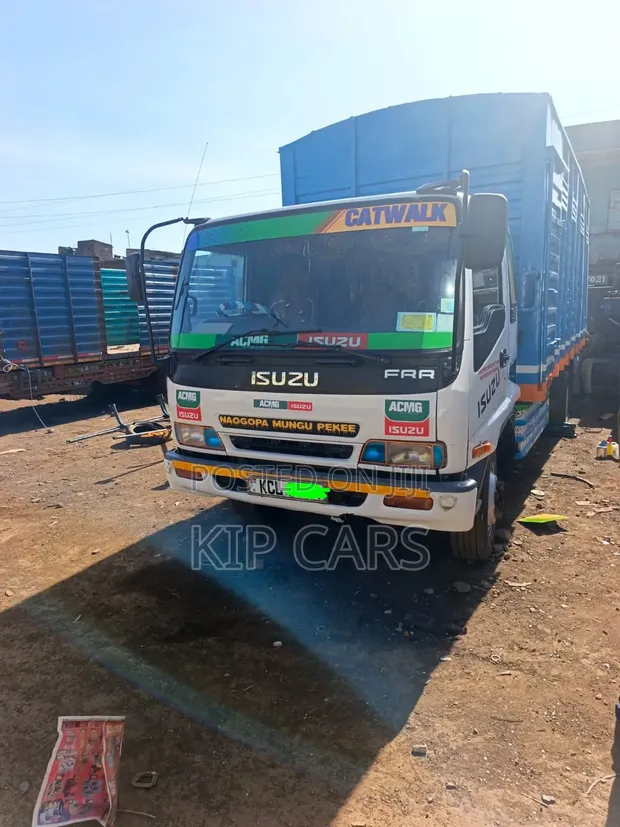Isuzu FRR 33 Closed Body Truck - 1