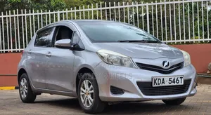 Toyota Vitz 2013 Nyeupe