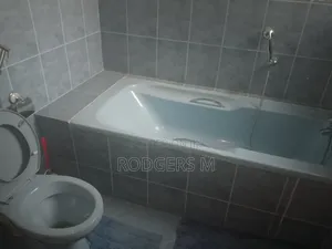 Ghorofa ya Vyumba 3 na Sq, Imejengwa Samani, Raphta Road Area - Pangishwa