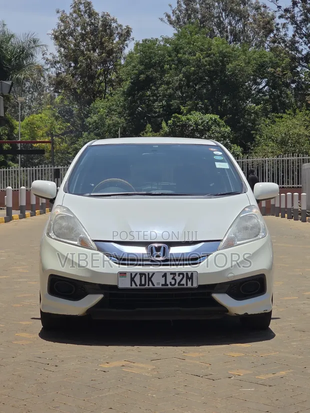 Honda Fit Shuttle Hybrid 2015 White - 1