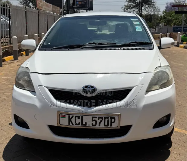 Toyota Belta 2010 Nyeupe - 1