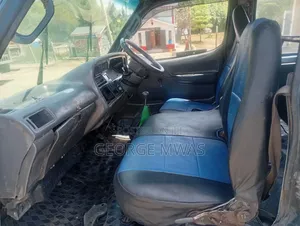 Toyota HiAce 2002 Bus