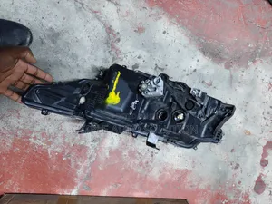 Taa ya Xenon ya Toyota Premio 270 (Model ya 2018)