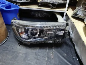 Toyota Hilux Revo Xenon Headlight (Iliyo tumika)