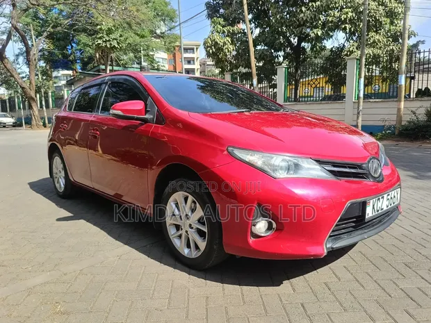 Toyota Auris 2013 Nyekundu - 1