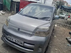 Toyota Voxy 2004 Nyeupe