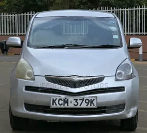 Toyota Ractis 2010 Nyeupe