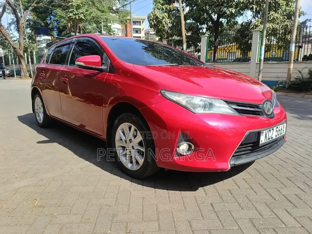 Toyota Auris 2013 Red - 1