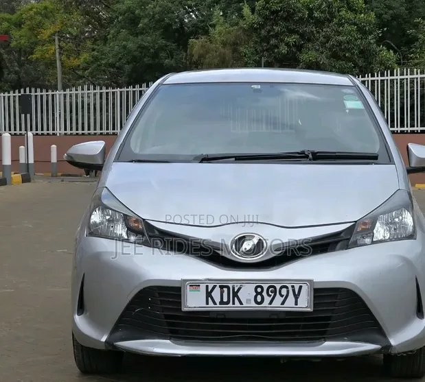 Toyota Vitz 2015 Silver - 1