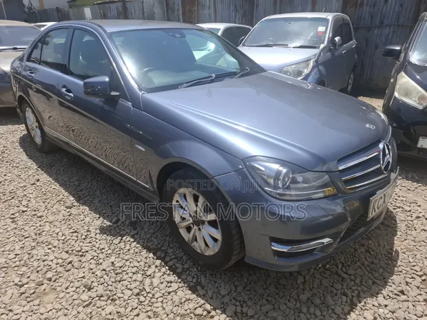 Mercedes-Benz C200 2012 Bluu - 1