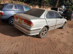 Nissan Sunny 2000 Silver
