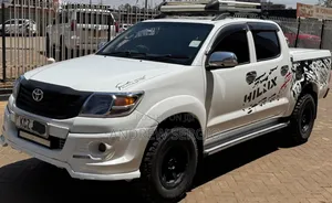 Toyota Hilux 2012 Nyeupe