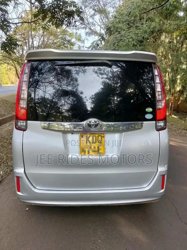 Toyota Noah 2016 Nyeupe - 1