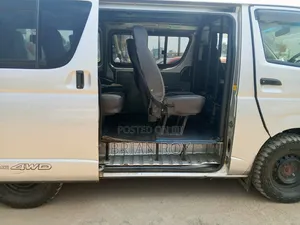 Toyota HiAce 2013 Commuter DX Tourvan