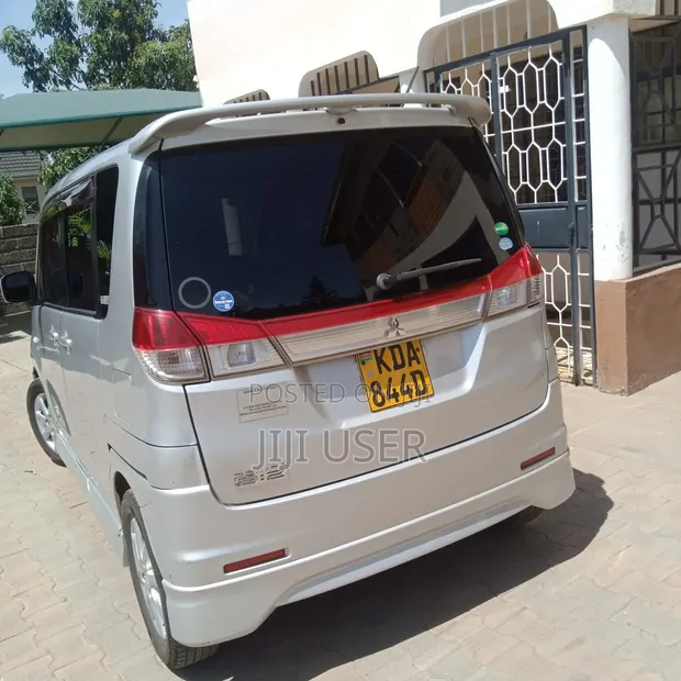Mitsubishi Delica 2013 Nyeusi - 1
