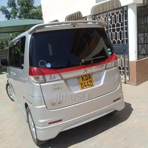 Mitsubishi Delica 2013 Nyeusi
