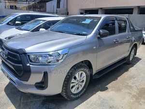 Toyota Hilux Double Cabin 2019 Silver