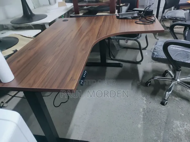 Boss Office Products 1.4m x 1.2m Curved Electric Standing Desk - 1