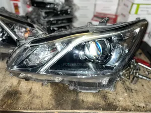 Mwangaza wa Mbele wa Toyota Crown (2014-2018)