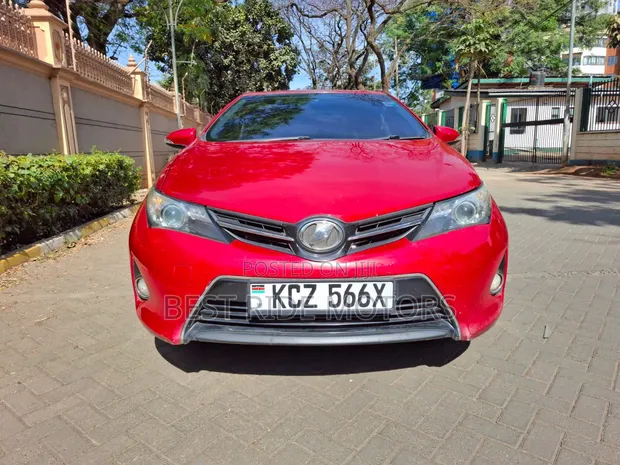 Toyota Auris 2013 Red - 1