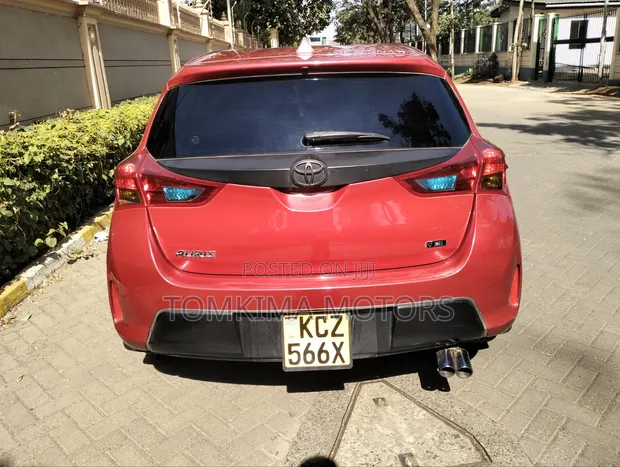Toyota Auris 2013 Nyekundu - 1