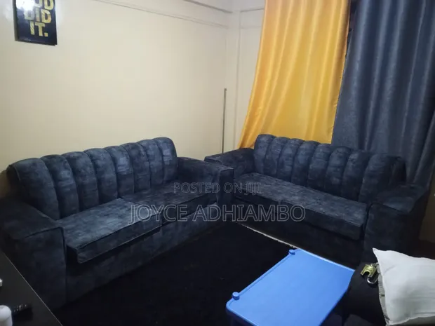 Sofa ya Kijivu Nyeusi ya Seaters Tatu na Chaise - 1