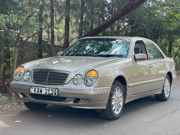 Mercedes-Benz E220 1999 Dhahabu - 1
