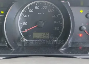 Toyota HiAce 2014 Nyeupe