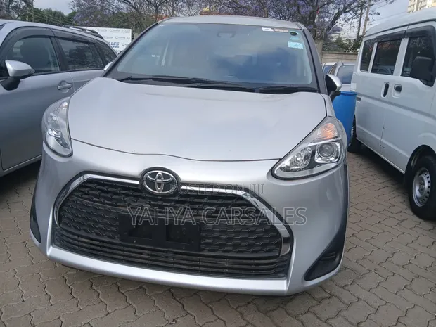 Toyota Sienta 2019 Silver - 1