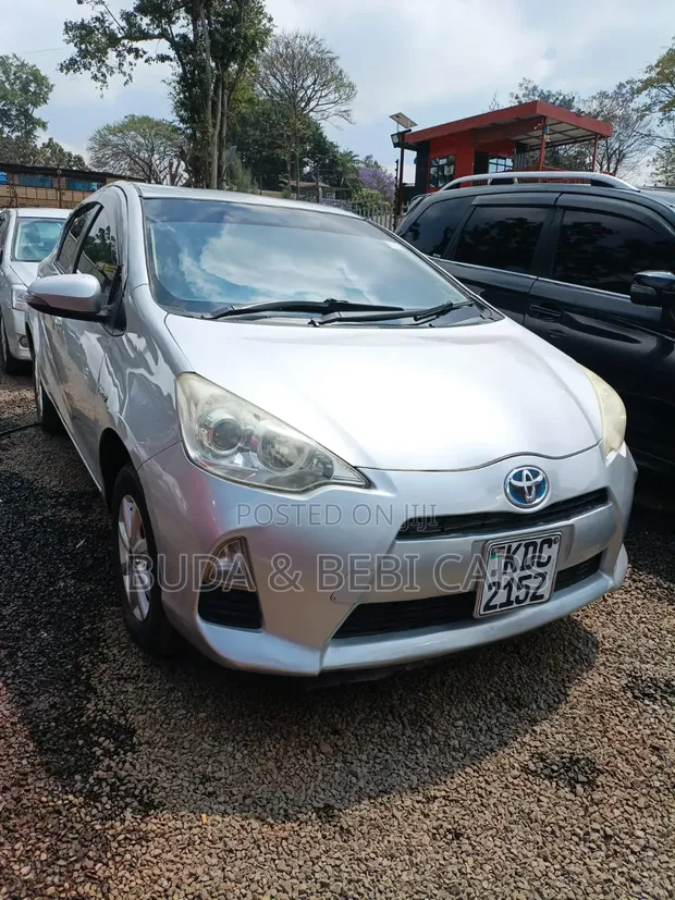 Toyota Aqua 2014 Nyeupe - 1