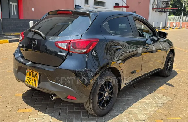 Mazda Demio 2016 Nyeusi - 1