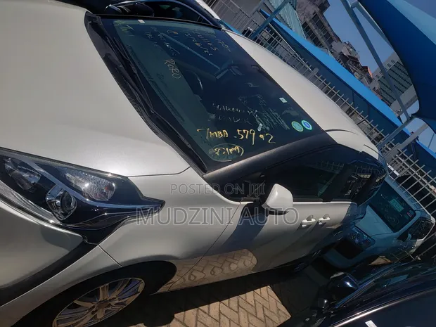 Toyota Sienta 2019 White - 1