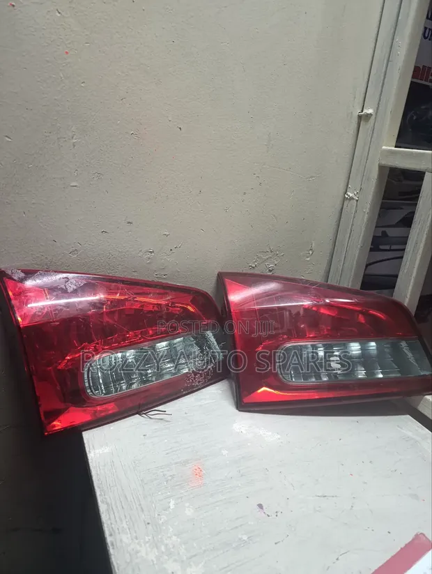 Nissan Y12 Boot Lights (Used) - 1